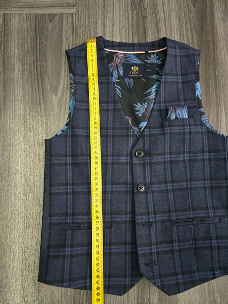 Elegantná vesta s kravatou, 134