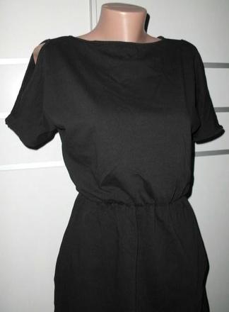 Jednoduché čierne šaty s odhalenými ramenami, 36