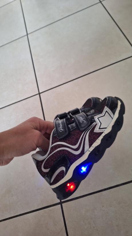 Tenisky blikajúce, 25