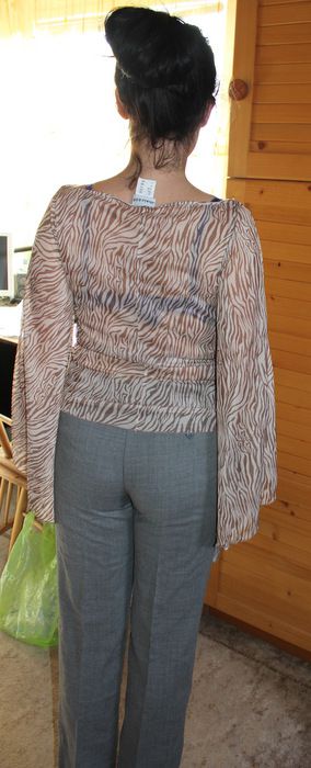 Trendy tops hnedým zebrím vzorom, padavými rukávmi, m