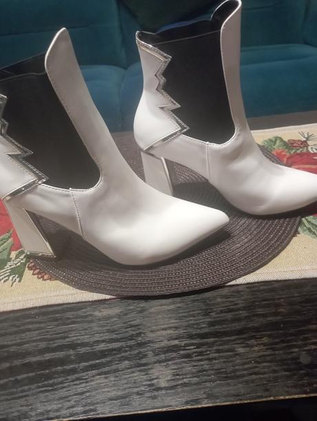 Damske biele kozenne cizmy s ozdobou, 37