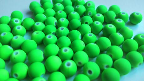 Korálka neonovo zelená 8 mm, 