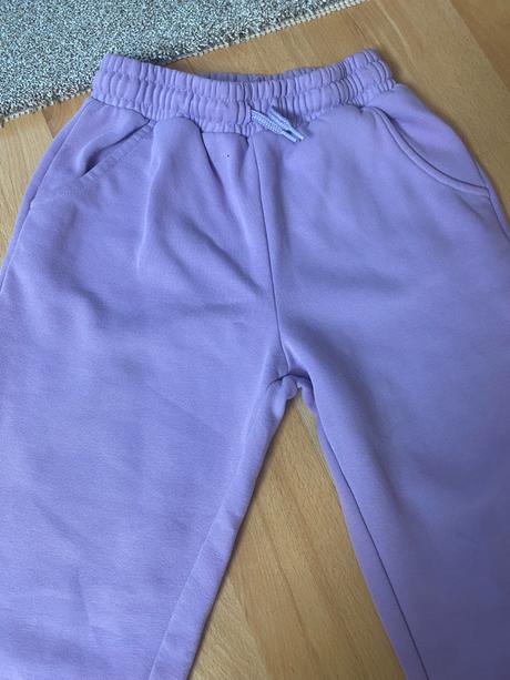 Fialové tepláky, 140