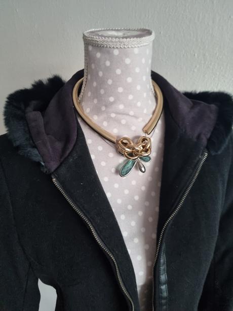 Čierny krátky flaušový kabát s kapucňou veľ. m, m