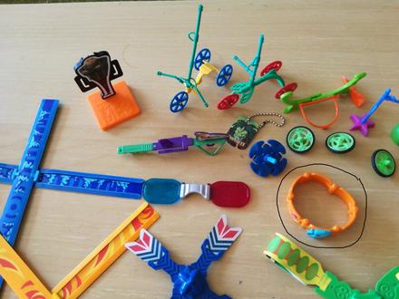 Drobné hračky z kinder,