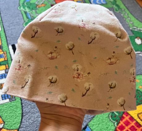 Krasna ciapka kupovana v bublinke top stav, 86