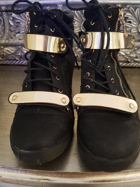 Kotnikove topanky so zlatymi ozdobami, 39