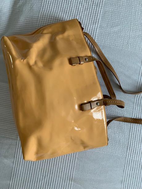 Bežová lakovaná zara, zara