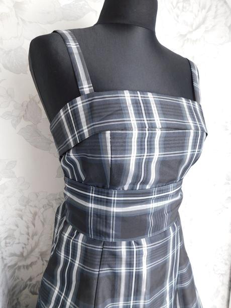 Pekne trendy karo korzetove šaty, 36