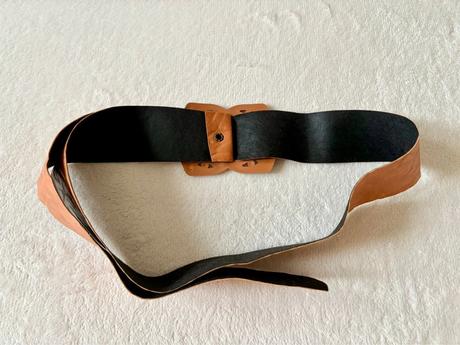 Dámsky hnedý opasok s výraznou sponou, 