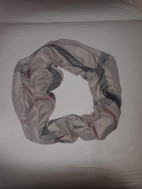 Krásny pretkany zlatymi niťami 5,90, druhý 3,90, 86