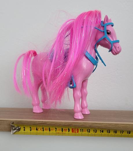 Rúžový kôň s postrojom,