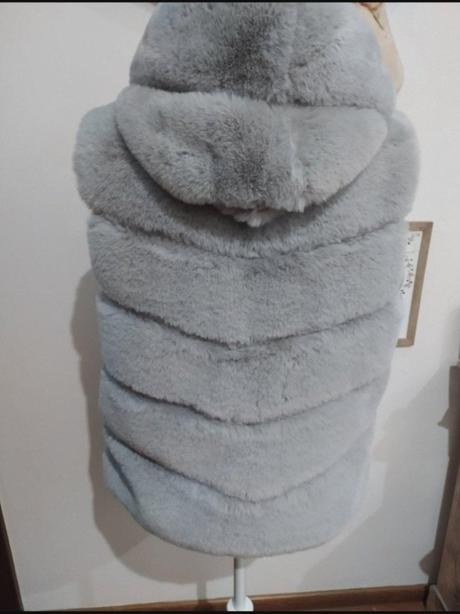 Kožušinova vesta s kapucňou, 