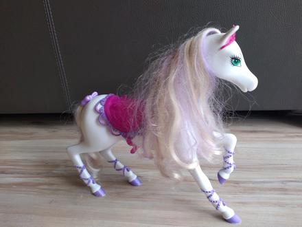 Koník so sedlom a čelenkou,