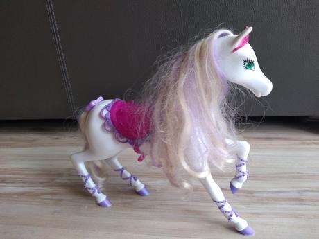 Koník so sedlom a čelenkou,