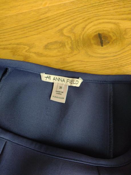 Tmavomodrá midi sukňa, 36