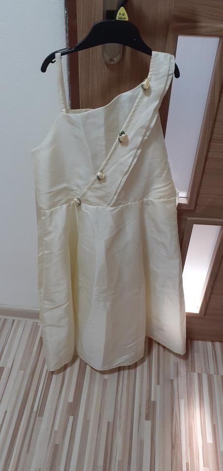 Príležitostné šaty, 140