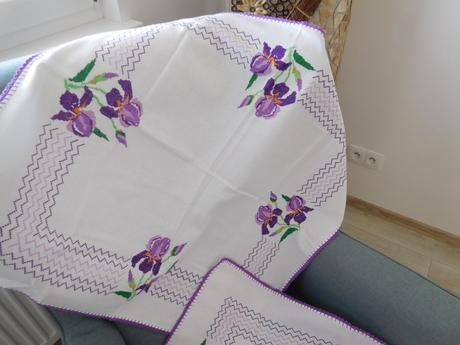 Lilové kvety ručne vyšitý set obrusov,