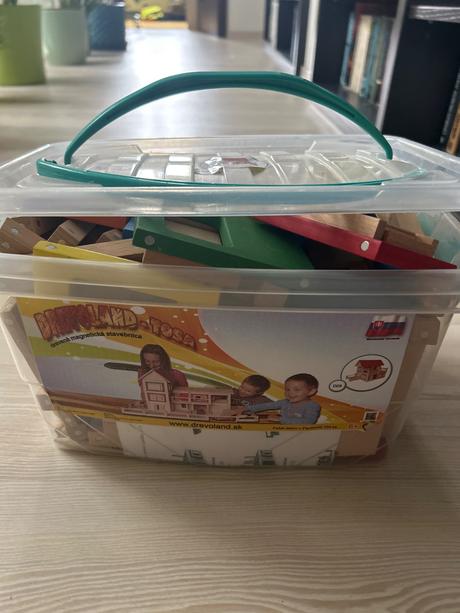 Magneticka stavebnica drevena domcek,