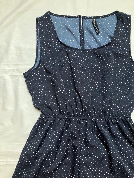 Dámske letné tmavomodré bodkované šaty na ramienka, l