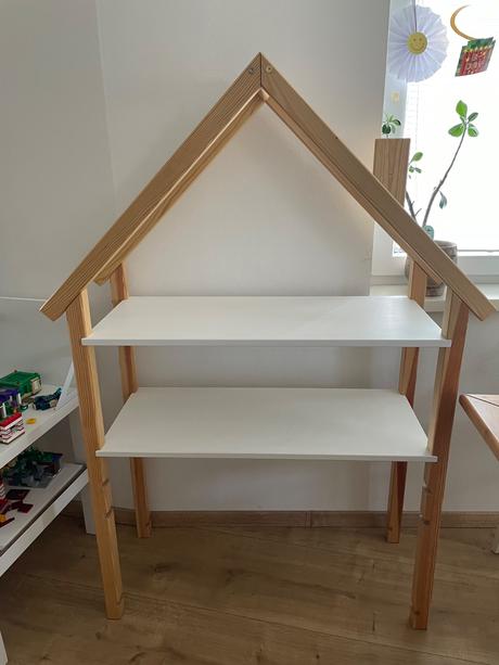 Domcekovy policovy regal a truhlica, 