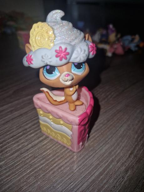 Littlest pet shop hide and sweet,