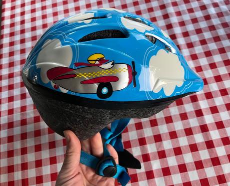 Cyklistická prilba, s