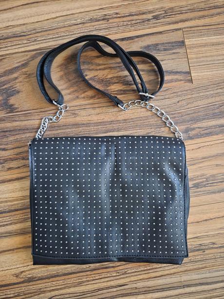 Vybíjaná crossbody, bershka