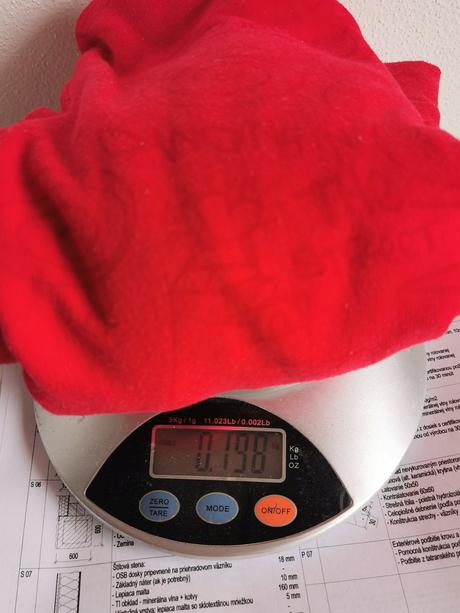 Červená mikina, 98