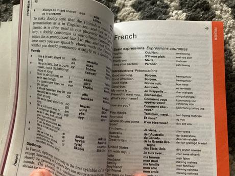European phrase book & dictionary (berlitz 2001),