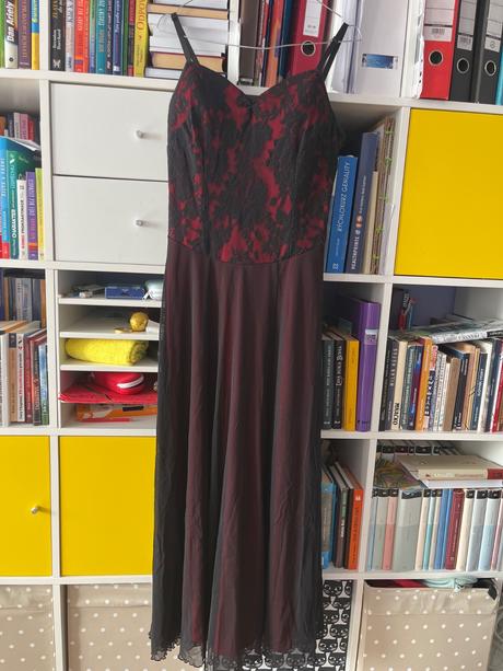 Dlhé šaty s čipkou a červenou podšívkou, m