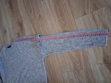 Šedý sveter s volánikmi, c&a,m