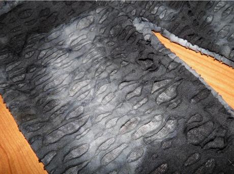 Legíny akoby potrhaného vzhľadu, s