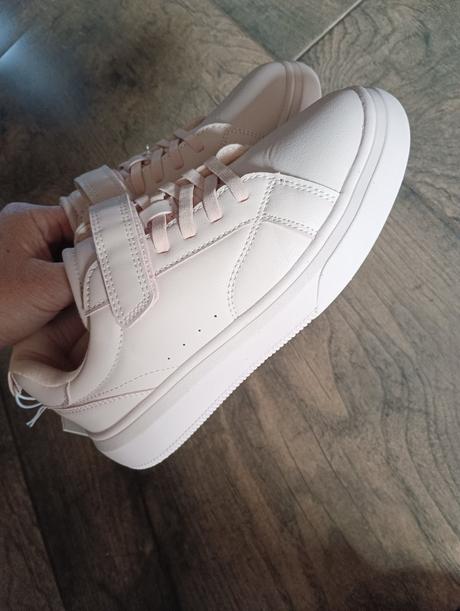 Nenosené tenisky, reserved,35