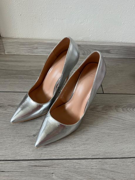 Strieborné lodičky, 39