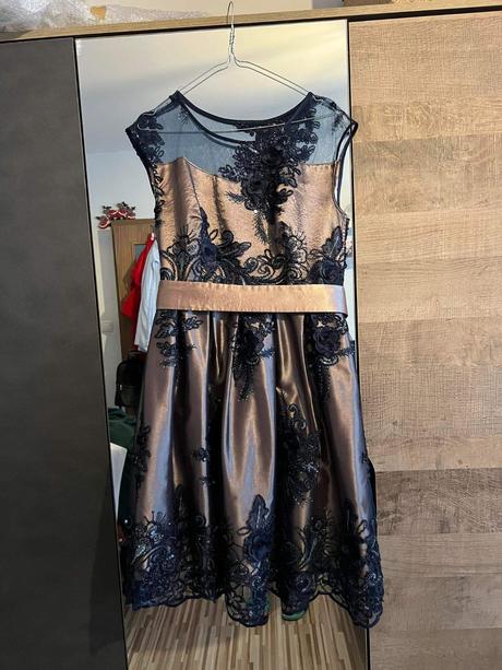 Spoločenské šaty, 44