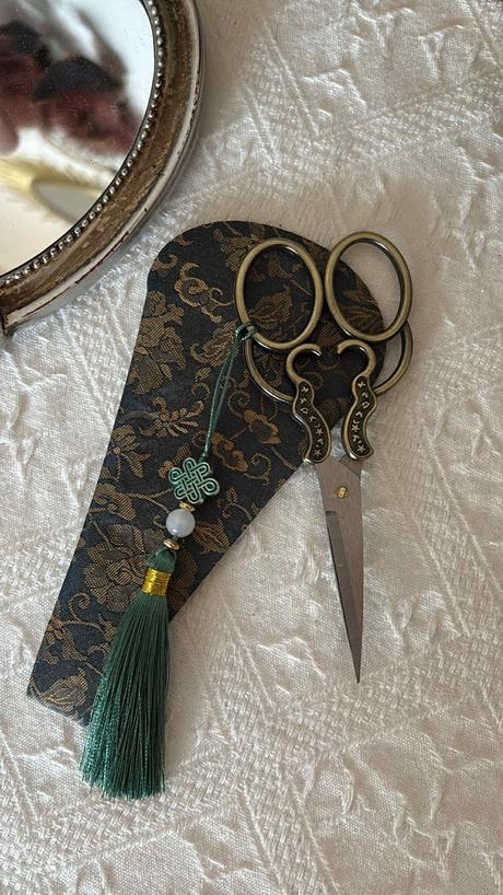 Bronzové vintage nožnice, zelený strapec a púzdro,