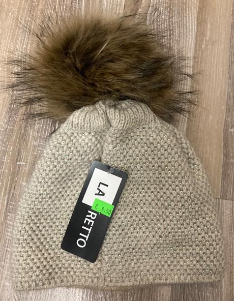 Krásna teplá nová zimná čiapka s krásnym brmbolcom, 