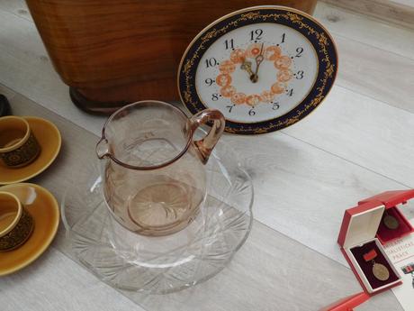 Sklený ružovkastý džbán-sklen.podnos jemný výbrus,