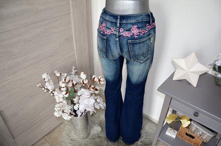 Rifle s vyšitými kvetmi na páse-s, s