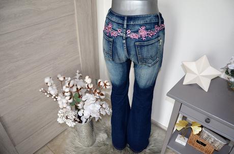 Rifle s vyšitými kvetmi na páse-s, s