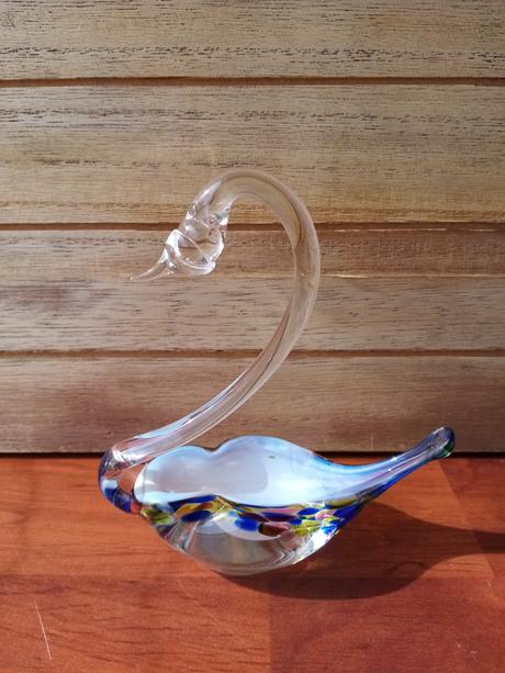 Sklenená stará soška a zároveň malá miska labute,