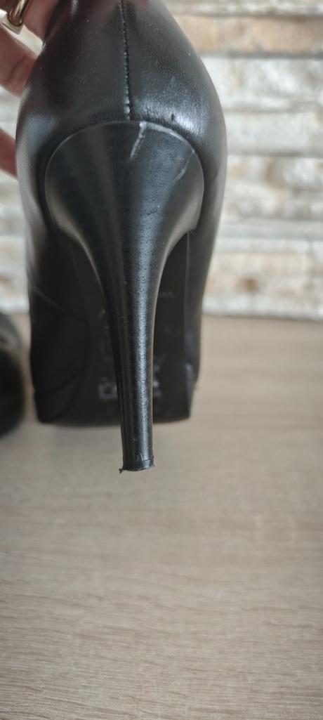 Elegantné čierne celokožené lodičky, 39