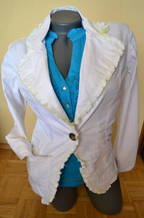 Biele sako zdobené  zeleným lemovaním , s