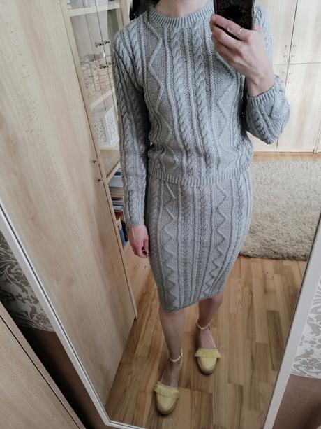 Sivý pletený komplet sveter a sukňa, s
