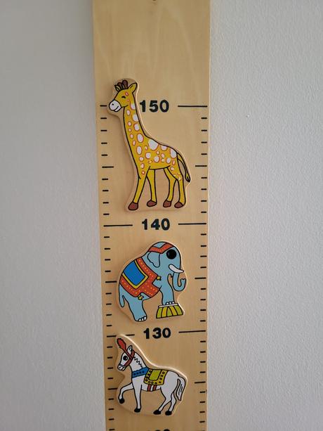 Drevený meter na stenu,