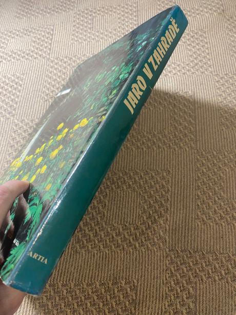 Krásna stará retro kniha jaro v záhradě 1986,