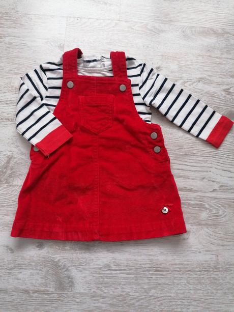 Červená sukňa a tričko, 74