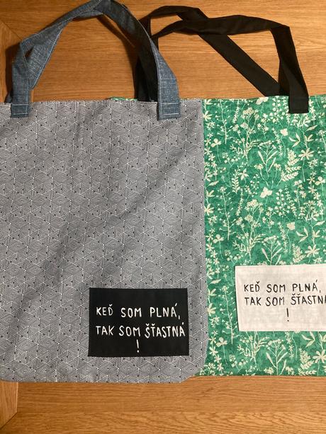 Taška s nápisom,