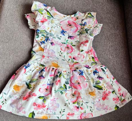 Prenadherne saty s volanikmi, 86